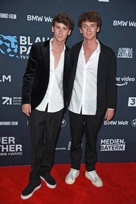 Emil Belton mit Zwillingsbruder Oskar Belton bei der Preisverleihung Blauer Panther TV & Streaming Award in der BMW-Welt in München am 19.10.2022