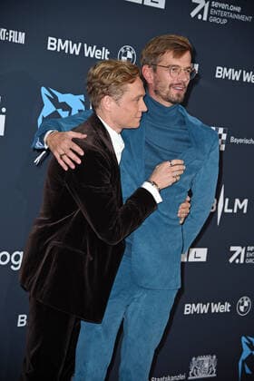 Matthias Schweighöfer, Joko Winterscheidt bei der Preisverleihung Blauer Panther TV & Streaming Award in der BMW-Welt in München am 19.10.2022