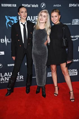 Anita Schaller, Luca Lorenz, Vivien Sterk bei der Preisverleihung Blauer Panther TV & Streaming Award in der BMW-Welt in München am 19.10.2022
