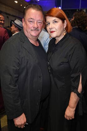 Peter Kurth mit Freundin Susanne Boewe bei der Preisverleihung Blauer Panther TV & Streaming Award in der BMW-Welt in München am 19.10.2022