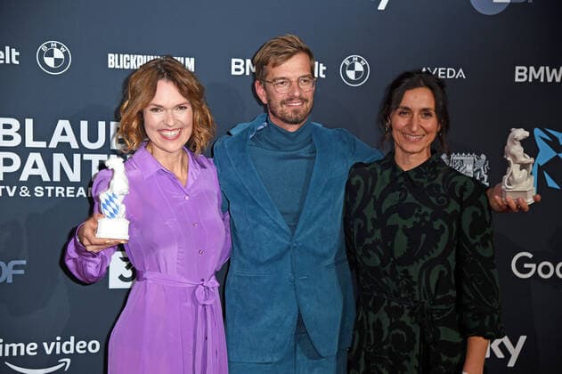 Julia Mehnert, Joko Winterscheidt, Mitra Polzin bei der Preisverleihung Blauer Panther TV & Streaming Award in der BMW-Welt in München am 19.10.2022