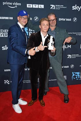 Frank Kusche, Matthias Schweighöfer, Götz Otto bei der Preisverleihung Blauer Panther TV & Streaming Award in der BMW-Welt in München am 19.10.2022