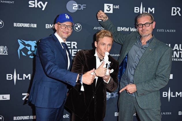 Frank Kusche, Matthias Schweighöfer, Götz Otto bei der Preisverleihung Blauer Panther TV & Streaming Award in der BMW-Welt in München am 19.10.2022