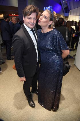 Elena Uhlig mit Ehemann Fritz Karl bei der Preisverleihung Blauer Panther TV & Streaming Award in der BMW-Welt in München am 19.10.2022