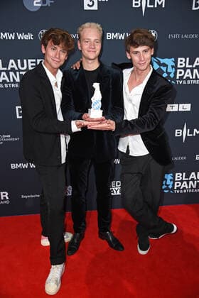 Entertainment Bilder des Tages Bruno Alexander, Emil Belton mit Zwillingsbruder Oskar Belton bei der Preisverleihung Blauer Panther TV & Streaming Award in der BMW-Welt in München am 19.10.2022