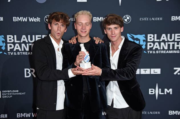Bruno Alexander, Emil Belton mit Zwillingsbruder Oskar Belton bei der Preisverleihung Blauer Panther TV & Streaming Award in der BMW-Welt in München am 19.10.2022
