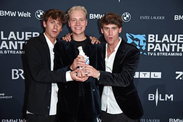 Bruno Alexander, Emil Belton mit Zwillingsbruder Oskar Belton bei der Preisverleihung Blauer Panther TV & Streaming Award in der BMW-Welt in München am 19.10.2022