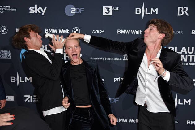 Bruno Alexander, Emil Belton mit Zwillingsbruder Oskar Belton bei der Preisverleihung Blauer Panther TV & Streaming Award in der BMW-Welt in München am 19.10.2022