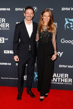 Preisverleihung Blauer Panther TV & Streaming Award in München Oliver Berben mit Ehefrau Katrin auf dem roten Teppich bei der Verleihung des Blauen Panther - Bayerischer Fernsehpreis in der BMW Welt in München. Copyright: xEventpressxGolejewskix
