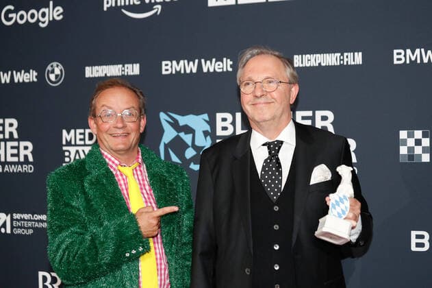 Preisverleihung Blauer Panther TV & Streaming Award in München Laudator Wigald Boning und Preisträger Olli Dittrich bei der Verleihung des Blauen Panther - Bayerischer Fernsehpreis in der BMW Welt in München. Copyright: xEventpressxGolejewskix