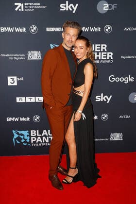 Preisverleihung Blauer Panther TV & Streaming Award in München Annemarie Carpendale mit Ehemann Wayne Carpendale auf dem roten Teppich bei der Verleihung des Blauen Panther - Bayerischer Fernsehpreis in der BMW Welt in München. Copyright: xEventpressxGolejewskix
