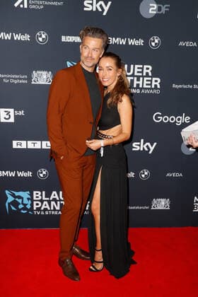 Preisverleihung Blauer Panther TV & Streaming Award in München Annemarie Carpendale mit Ehemann Wayne Carpendale auf dem roten Teppich bei der Verleihung des Blauen Panther - Bayerischer Fernsehpreis in der BMW Welt in München. Copyright: xEventpressxGolejewskix
