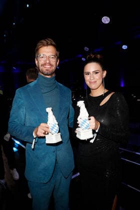 Preisverleihung Blauer Panther TV & Streaming Award in München Preisträger Joko Winterscheidt und Preisträgerin Salwa Houmsi nach der Verleihung des Blauen Panther - Bayerischer Fernsehpreis in der BMW Welt in München. Copyright: xEventpressxGolejewskix