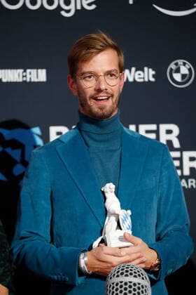 Preisverleihung Blauer Panther TV & Streaming Award in München Preisträger Joko Winterscheidt bei der Verleihung des Blauen Panther - Bayerischer Fernsehpreis in der BMW Welt in München. Copyright: xEventpressxGolejewskix