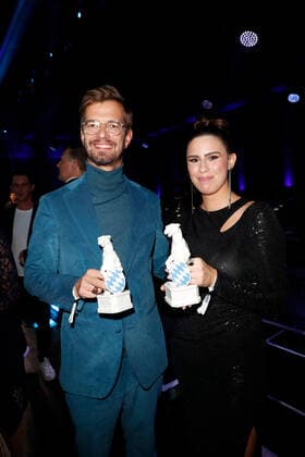 Preisverleihung Blauer Panther TV & Streaming Award in München Preisträger Joko Winterscheidt und Preisträgerin Salwa Houmsi nach der Verleihung des Blauen Panther - Bayerischer Fernsehpreis in der BMW Welt in München. Copyright: xEventpressxGolejewskix