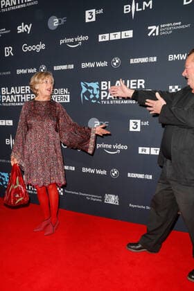 Preisverleihung Blauer Panther TV & Streaming Award in München Jutta Speidel und Peter Kurth auf dem roten Teppich bei der Verleihung des Blauen Panther - Bayerischer Fernsehpreis in der BMW Welt in München. Copyright: xEventpressxGolejewskix