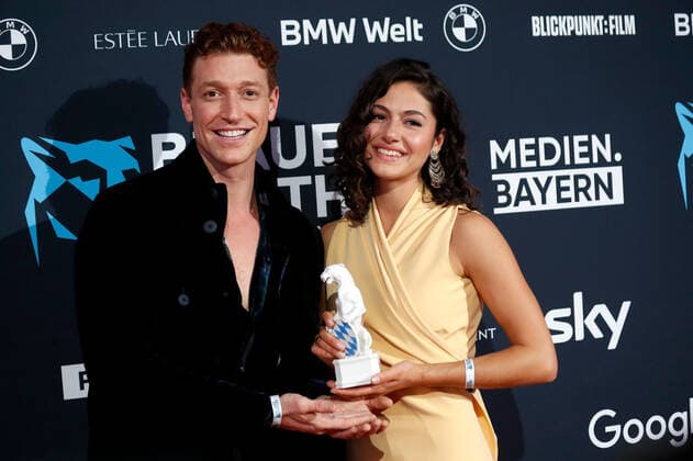 Preisverleihung Blauer Panther TV & Streaming Award in München Laudator Daniel Donskoy und Preisträgerin Soma Pysall bei der Verleihung des Blauen Panther - Bayerischer Fernsehpreis in der BMW Welt in München. Copyright: xEventpressxGolejewskix