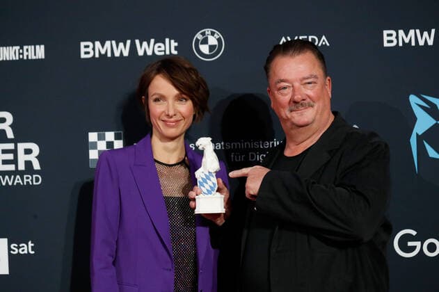 Preisverleihung Blauer Panther TV & Streaming Award in München Laudatorin Julia Koschitz und Preisträger Peter Kurth bei der Verleihung des Blauen Panther - Bayerischer Fernsehpreis in der BMW Welt in München. Copyright: xEventpressxGolejewskix