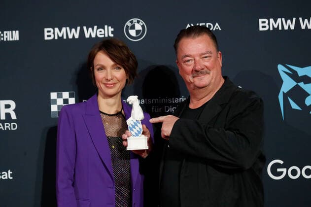 Preisverleihung Blauer Panther TV & Streaming Award in München Laudatorin Julia Koschitz und Preisträger Peter Kurth bei der Verleihung des Blauen Panther - Bayerischer Fernsehpreis in der BMW Welt in München. Copyright: xEventpressxGolejewskix