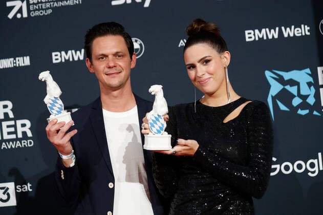 Preisverleihung Blauer Panther TV & Streaming Award in München Preisträger*innen Salwa Houmsi und Jo Schück bei der Verleihung des Blauen Panther - Bayerischer Fernsehpreis in der BMW Welt in München. Copyright: xEventpressxGolejewskix