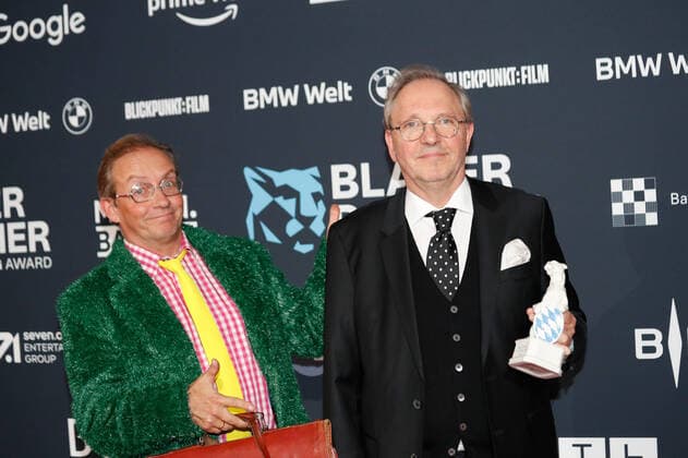Preisverleihung Blauer Panther TV & Streaming Award in München Laudator Wigald Boning und Preisträger Olli Dittrich bei der Verleihung des Blauen Panther - Bayerischer Fernsehpreis in der BMW Welt in München. Copyright: xEventpressxGolejewskix