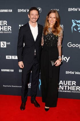 Preisverleihung Blauer Panther TV & Streaming Award in München Oliver Berben mit Ehefrau Katrin auf dem roten Teppich bei der Verleihung des Blauen Panther - Bayerischer Fernsehpreis in der BMW Welt in München. Copyright: xEventpressxGolejewskix