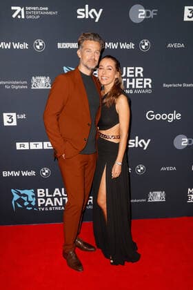 Preisverleihung Blauer Panther TV & Streaming Award in München Annemarie Carpendale mit Ehemann Wayne Carpendale auf dem roten Teppich bei der Verleihung des Blauen Panther - Bayerischer Fernsehpreis in der BMW Welt in München. Copyright: xEventpressxGolejewskix