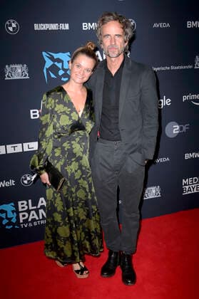 Natalie Spinell und Felix Hellmann bei der Verleihung vom Blauer Panther - TV & Streaming Award 2022 in der BMW Welt. München, 19.10.2022