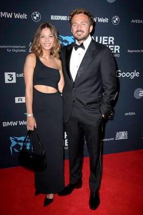 Lena Meckel mit Freund Michael Groeger bei der Verleihung vom Blauer Panther - TV & Streaming Award 2022 in der BMW Welt. München, 19.10.2022