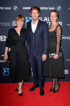 Isabelle, Stefan Murr und Kathrin Anna Stahl bei der Verleihung vom Blauer Panther - TV & Streaming Award 2022 in der BMW Welt. München, 19.10.2022