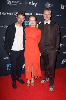 Friedrich Mücke, Tanja Schleiff und Daniel Sträßer bei der Verleihung vom Blauer Panther - TV & Streaming Award 2022 in der BMW Welt. München, 19.10.2022