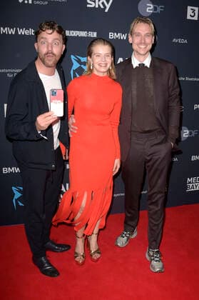 Friedrich Mücke, Tanja Schleiff und Daniel Sträßer bei der Verleihung vom Blauer Panther - TV & Streaming Award 2022 in der BMW Welt. München, 19.10.2022