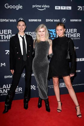 Anita Schaller, Luca Lorenz und Vivien Sterk bei der Verleihung vom Blauer Panther - TV & Streaming Award 2022 in der BMW Welt. München, 19.10.2022