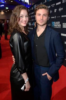 Dominique Devenport und Jannik Schümann bei der Verleihung vom Blauer Panther - TV & Streaming Award 2022 in der BMW Welt. München, 19.10.2022