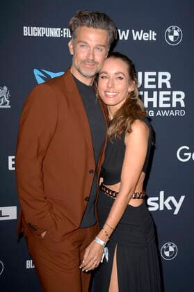Wayne Carpendale mit Ehefrau Annemarie Carpendale bei der Verleihung vom Blauer Panther - TV & Streaming Award 2022 in der BMW Welt. München, 19.10.2022