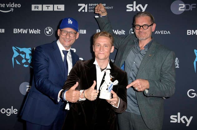 Frank Kusche, Matthias Schweighöfer und Götz Otto bei der Verleihung vom Blauer Panther - TV & Streaming Award 2022 in der BMW Welt. München, 19.10.2022