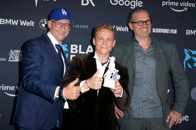 Frank Kusche, Matthias Schweighöfer und Götz Otto bei der Verleihung vom Blauer Panther - TV & Streaming Award 2022 in der BMW Welt. München, 19.10.2022