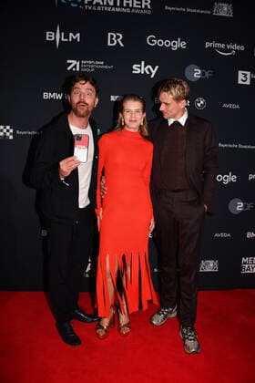 Friedrich Mücke, Alina Tomnikov, Daniel Strässer Verleihung Blauer Panther - TV & Streaming Award 2022 Ehrung, Auszeichnung, Preis BMW Welt München 19. Oktober 2022