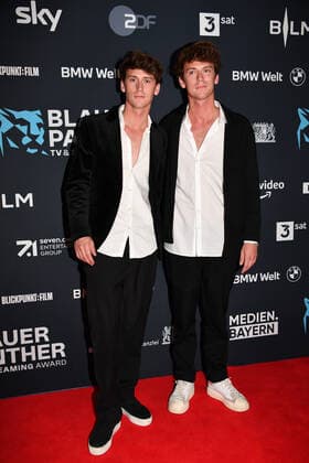 Emil Belton mit Zwillingsbruder Oskar Belton Verleihung Blauer Panther - TV & Streaming Award 2022 Ehrung, Auszeichnung, Preis BMW Welt München 19. Oktober 2022