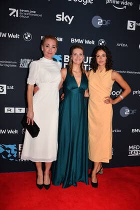 Lisa Marie Potthoff, Judith Gerlach und Soma Pysall Verleihung Blauer Panther - TV & Streaming Award 2022 Ehrung, Auszeichnung, Preis BMW Welt München 19. Oktober 2022