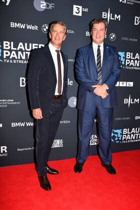 Markus Lanz und Markus Söder (Bayerische Ministerpräsident) Verleihung Blauer Panther - TV & Streaming Award 2022 Ehrung, Auszeichnung, Preis BMW Welt München 19. Oktober 2022