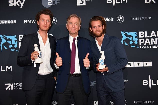 Claus Kleber mit Benji Bergmann und Jono Bergmann Verleihung Blauer Panther - TV & Streaming Award 2022 Ehrung, Auszeichnung, Preis BMW Welt München 19. Oktober 2022