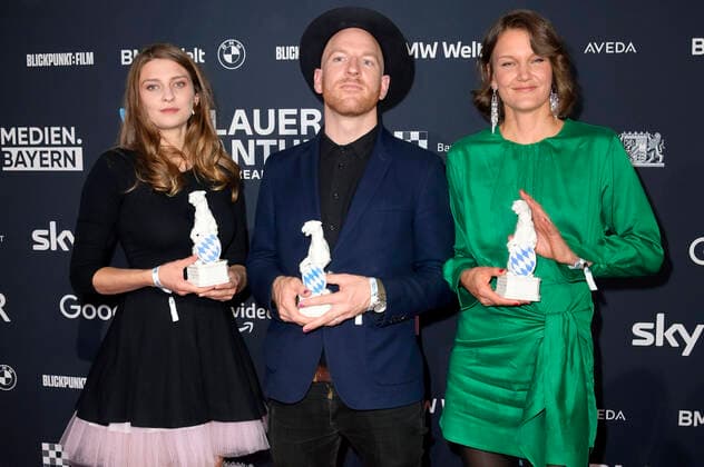 Annette Kammerer, Jan Vollmer und Nadja Mitzkat bei der Verleihung vom Blauer Panther - TV & Streaming Award 2022 in der BMW Welt. München, 19.10.2022