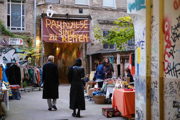 Sonntagsausstellung und Hoffest des Nachbarschaftsvereins k12 e.V. hirschhof in der Kastanienallee 12 im Berliner Stadttei Prenzlauer Berg. Bei dem Haus und seinen Bewohnern handelt es sich um einen der kreatiiven Freiräume Berlin. Die Bewohner wollen das Gebäude als Genossenschaft erwerben, dennoch kann das Gebäude immer noch höchstbietend versteigert werden. Sunday exhibition and courtyard party of the neighborhood association k12 e.V. hirschhof in Kastanienallee 12 in Berlin s Prenzlauer Berg district. The house and its residents are one of Berlin s creative free spaces. The residents want to acquire the building as a cooperative, yet the building can still be auctioned off to the highest bidder. snapshot-photography K.M.Krause *** S