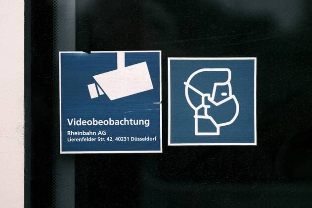 Düsseldorf 20.10.2022 Überwachungskamera Videokamera Überwachung Überwachungsstaat Kamera Video Sicherheit Security Kriminalität Haltestelle U-Bahn Strassenbahn öffentlicher Nahverkehr ÖPNV Rheinbahn Pandemie Maske Masken Maskenpflicht Lockdown Notbremse Pandemie Covid Corona FFP2-Maske OP-Maske Düsseldorf Nordrhein-Westfalen Deutschland