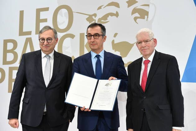 Bilder des Jahres 2022, News 10 Oktober News Bilder des Tages Verleihung des Leo Baeck-Preises 2022 durch den Zentralrat der Juden in Deutschland am Donnerstag (22.10.2022) in Berlin an den Bundesminister Cem Oezdemir (Özdemir, Gruene). (Foto v.l.: Abraham Lehrer, Vizepraesident des Zentralrat der Juden in Deutschland EDITORIAL USE ONLY