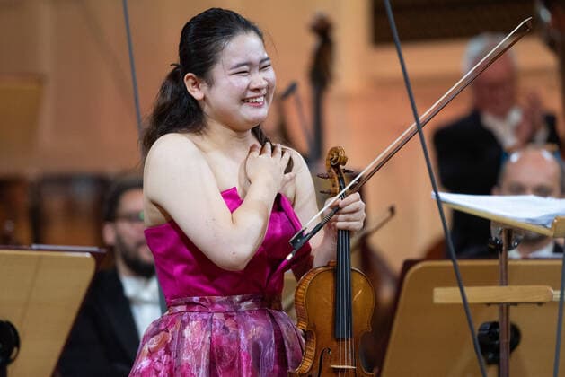 Bilder des Jahres 2022, Entertainment 10 Oktober Entertainment Bilder des Tages 16th International Henryk Wieniawski Violin Competition - Final Stage - Day 3 Photo: Lukasz Gdak East News Hina Maeda of Japan performs with the Poznan Philharmonic Orchestra conducted by Lukasz Borowicz during the last day of the Final Stage of the 16th International Henryk Wieniawski Violin Competition on October 20, 2022 in Poznan, Poland. The competition for young violinists up to age 30 takes place every five years in Poznan in honour of the Polish virtuoso and composer Henryk Wieniawski. EN_01542212_0122 