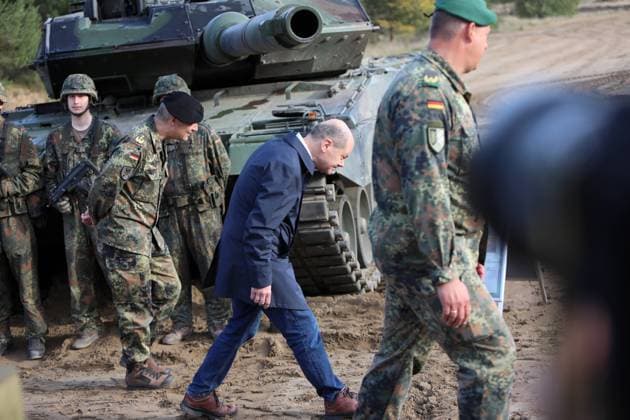 Bundeskanzler Olaf Scholz beim Kampfpanzer Leopard 2 A6 der Bundeswehr. Dem Kanzler wird der Kampfpanzer Leopard 2 erläutert. Bundeskanzler Olaf Scholz wird vom Kommandeur der Panzerbrigade 12, Brigadegeneral Andreas Kühne (mit grünem Barett) sowie dem Kommandeur der deutschen Anteile im Multinationalen Korps, Generalleutnant Andeas Marlow (mit schwarzem Barett) durch ein statisches Display verschiedener Waffensysteme des Heeres geführt. Bundeskanzler Olaf Scholz besucht die Ausbildungs- und Lehrübung des Heeres (ALÜ LandOp) am 17. Oktober 2022 auf dem Truppenübungsplatz Bergen. Lager Ostenholz Niedersachsen Deutschland *** German Chancellor Olaf Scholz at the German Armys Leopard 2 A6 main battle tank The Leopard 2 main battle tank