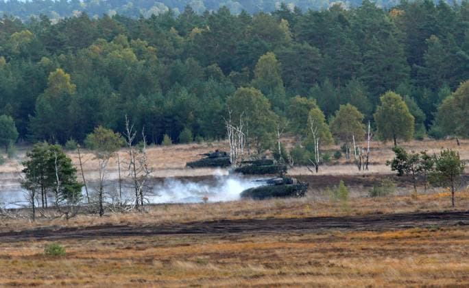 Drei Schützenpanzer Puma auf dem Truppenübungsplatz Bergen bei einer Gefechtsvorführung in Anwesenheit des Bundeskanzlers. Bundeskanzler Olaf Scholz besucht die Ausbildungs- und Lehrübung des Heeres (ALÜ LandOp) am 17. Oktober 2022 auf dem Truppenübungsplatz Bergen. Lager Ostenholz Niedersachsen Deutschland *** Three Puma infantry fighting vehicles on the Bergen training area during a combat demonstration in the presence of the German Chancellor German Chancellor Olaf Scholz visits the Armys training and doctrinal exercise ALÜ LandOp on October 17, 2022 at the Bergen training area Camp Ostenholz Lower Saxony Germany