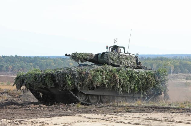 Ein abgetarnter Schützenpanzer Puma auf dem Truppenübungsplatz Bergen bei einer Gefechtsvorführung in Anwesenheit des Bundeskanzlers. Bundeskanzler Olaf Scholz besucht die Ausbildungs- und Lehrübung des Heeres (ALÜ LandOp) am 17. Oktober 2022 auf dem Truppenübungsplatz Bergen. Lager Ostenholz Niedersachsen Deutschland *** A camouflaged Puma infantry fighting vehicle on the Bergen training area during a combat demonstration in the presence of the German Chancellor German Chancellor Olaf Scholz visits the Armys training and doctrinal exercise ALÜ LandOp on October 17, 2022 at the Bergen training area Camp Ostenholz Lower Saxony Germany